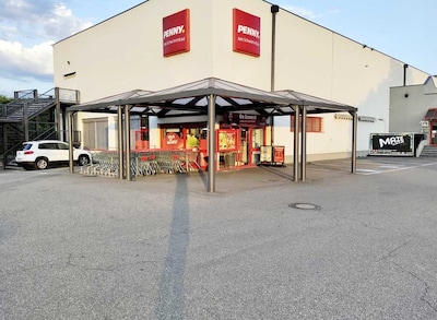 Sie sehen den Eingang vom Penny Markt in Steinen, Siemensstrasse 2