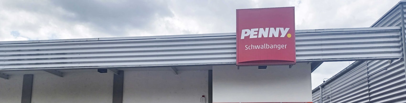Sie sehen den Eingang vom Penny Markt in Neuburg Laengenmuehlweg 55