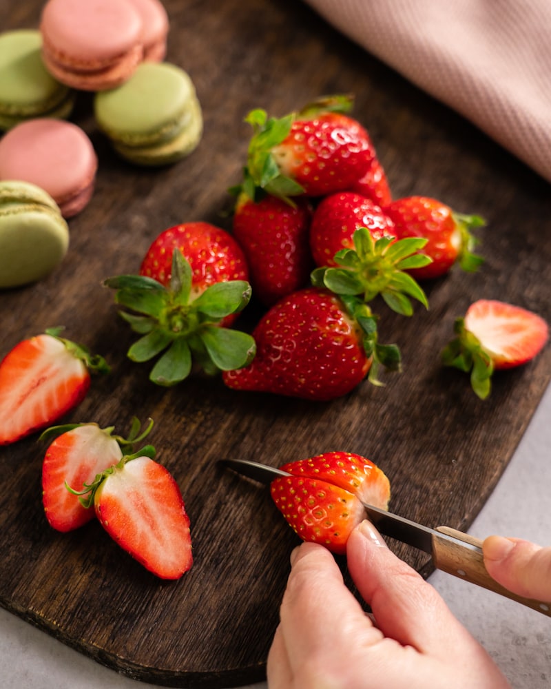 Frühlings-Schichttorte mit Macarons und Erdbeeren