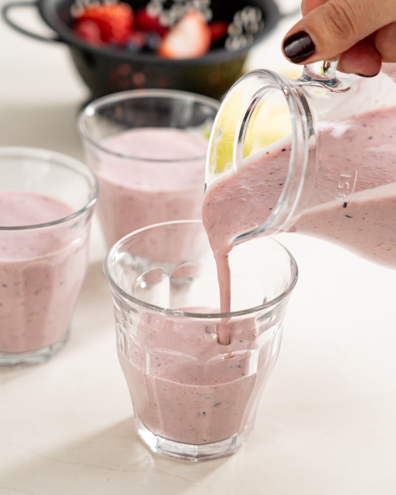 Auf diesem Bild siehst du wie die Shakes eingegossen werden.