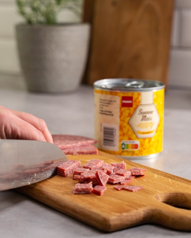 Dieses Bild zeigt wie Salami geschnitten wird.