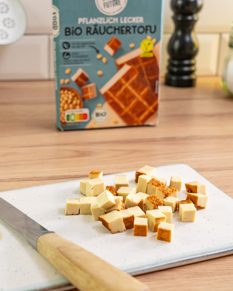 Dieses Bild zeigt wie der Tofu geschnitten wird.