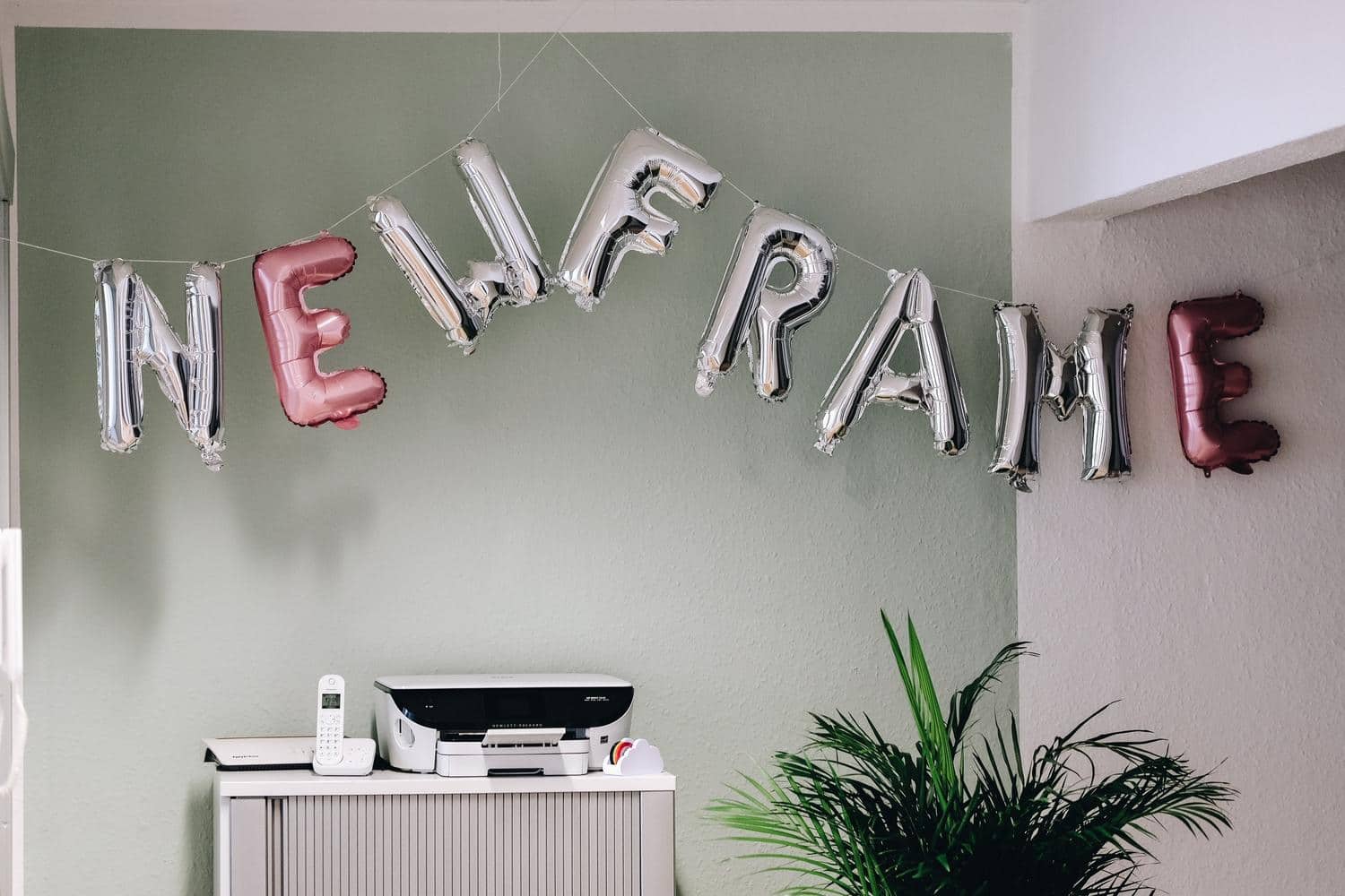 Luftballons bilden den Vereinsnamen new frame