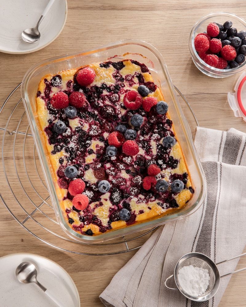 Dieses Bild zeigt den fertigen schnellen Quarkauflauf mit Beeren.