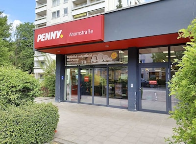 Sie sehen den Eingang vom Penny Markt in Unterföhring, Ahornstraße 5