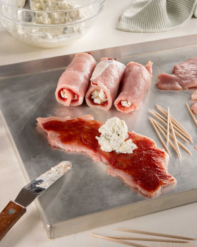 Das Bild zeigt rohe Schweinefilet-Röllchen.
