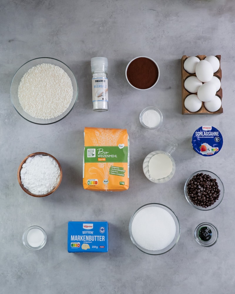 Diese Bild zeigt die Zutaten für den Fussballkuchen vom Blech.