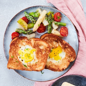 Gefüllte Brioche zu Spargelsalat und französischer Käseplatte