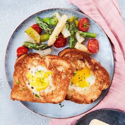 Gefüllte Brioche zu Spargelsalat und französischer Käseplatte