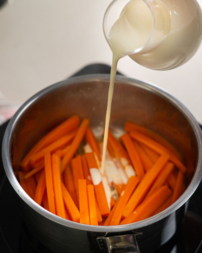 Dieses Bild zeigt wie Milch zu den Möhren gegeben wird.