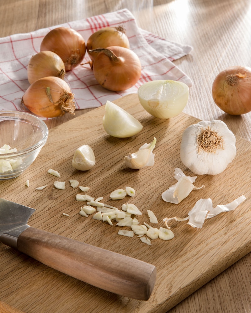 Dieses Bild zeigt die Zwiebeln für die fertige Spinatsuppe.