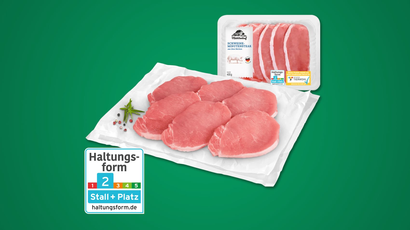 Schweinefleisch der Marke Mühlenhof mit einem Haltungsform-Siegel vor grünem Hintergrund