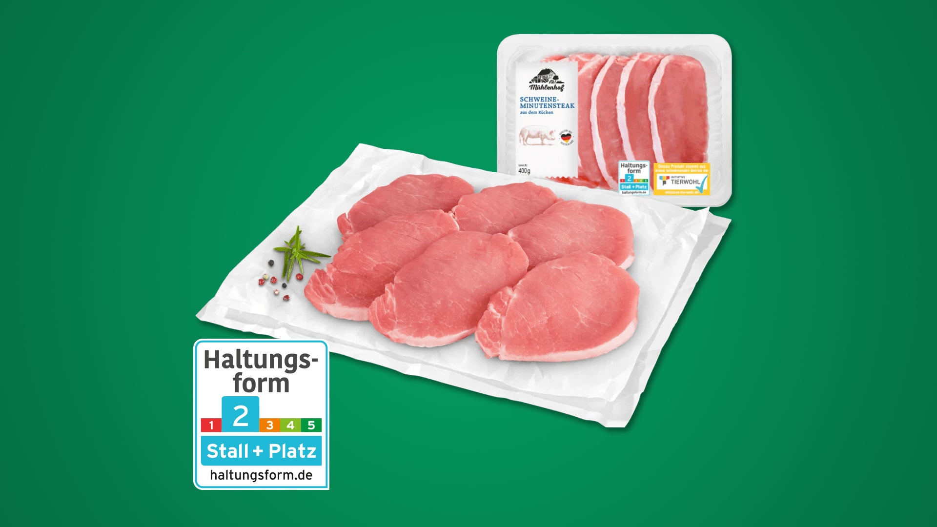 Schweinefleisch der Marke Mühlenhof mit einem Haltungsform-Siegel vor grünem Hintergrund