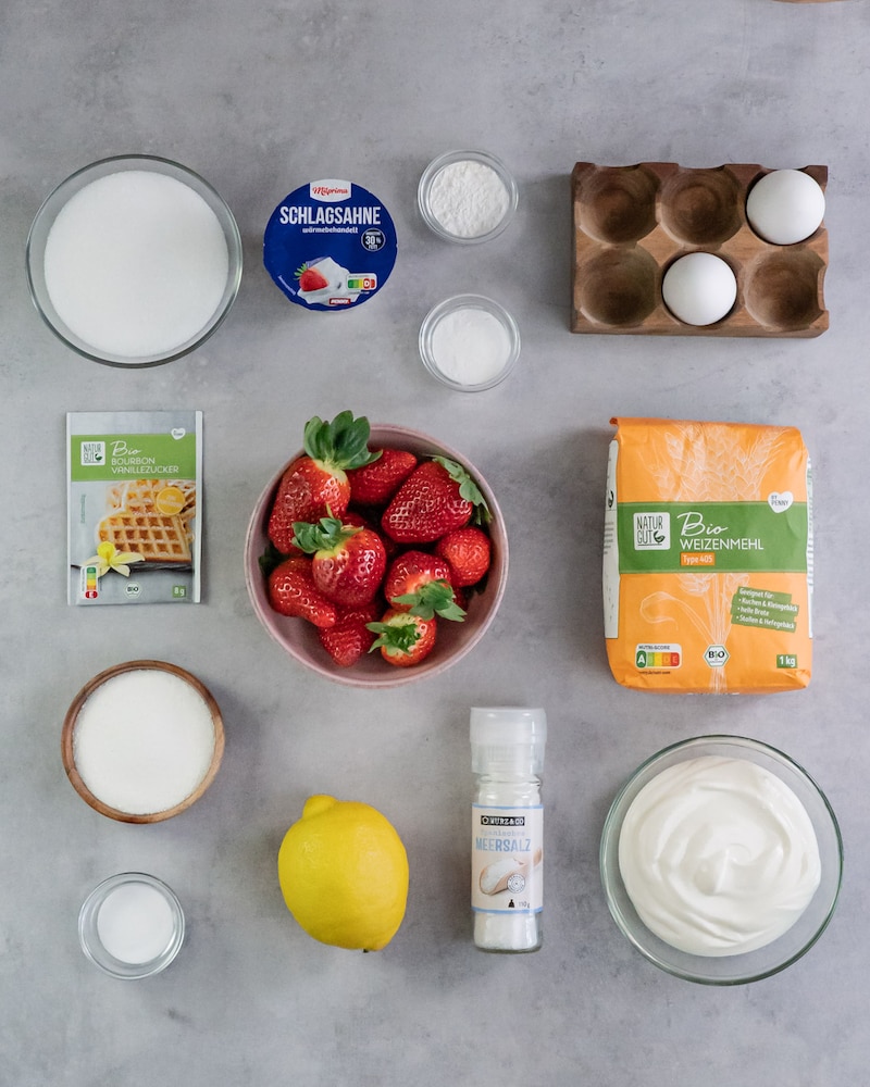 Dieses Bild zeigt die Zutaten für die Erdbeer-Joghurt-Torte.