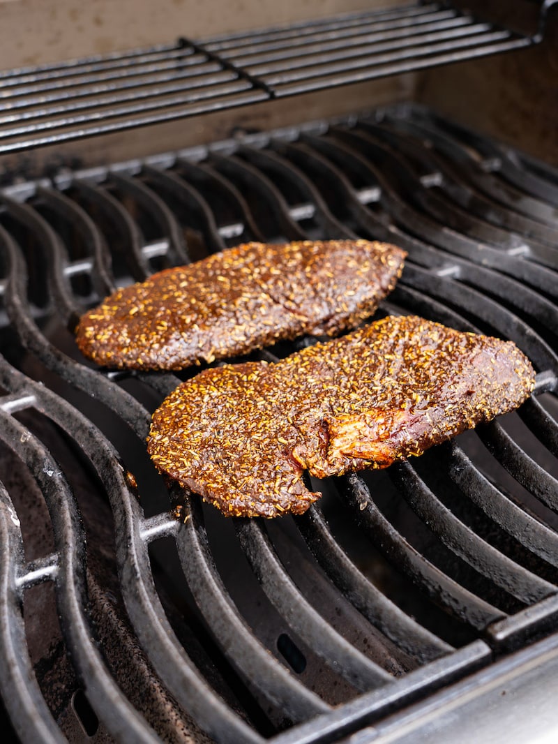 Dieses Bild zeigt die Steaks auf dem Grill.