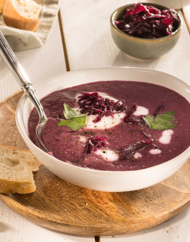 Dieses Bild zeigt unsere schnelle Rotkohlsuppe.