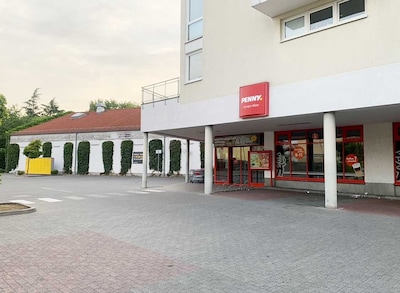 Sie sehen den Eingang vom Penny Markt in Bensheim, Dammstr. 78/Europaallee
