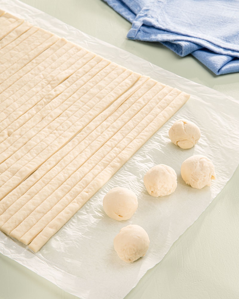 Dieses Bild zeigt wie die Bällchen gerollt werden.