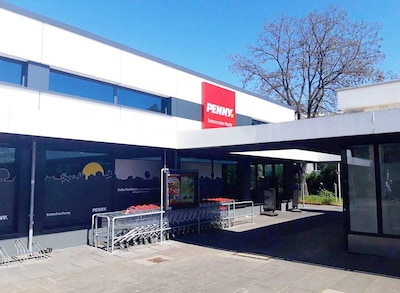 Sie sehen den Eingang vom Penny Markt in Wolfsburg, Detmeroder Markt 1 – 3