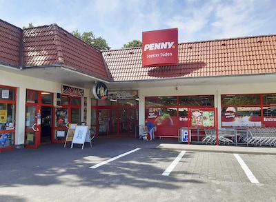 Sie sehen den Eingang vom Penny Markt in Soest, Herzog-Adolf-Weg 9