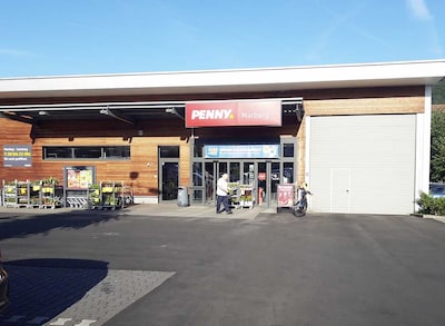 Sie sehen den Eingang vom Penny Markt in Marburg, Neue Kasseler Str. 26b