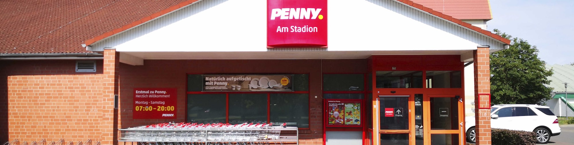 Sie sehen den Eingang vom Penny Markt in Koethen, Fr.-Ludwig-Jahn-Str. 21