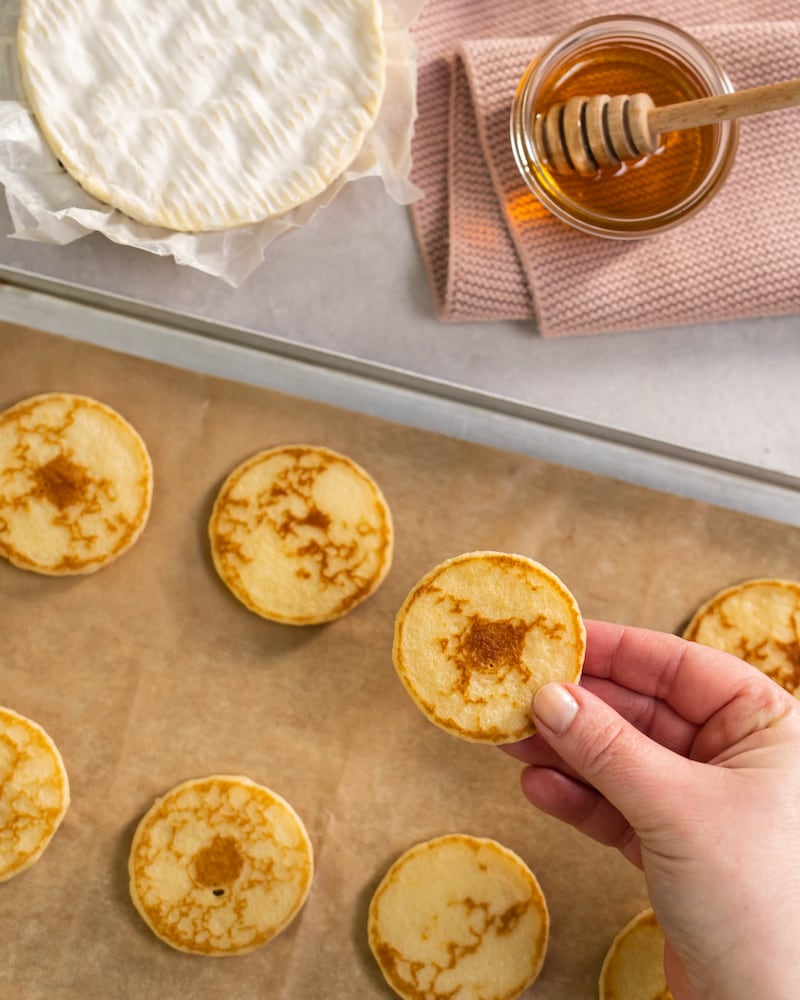 Herzhafte Blinis mit gratinierten Käseblüten