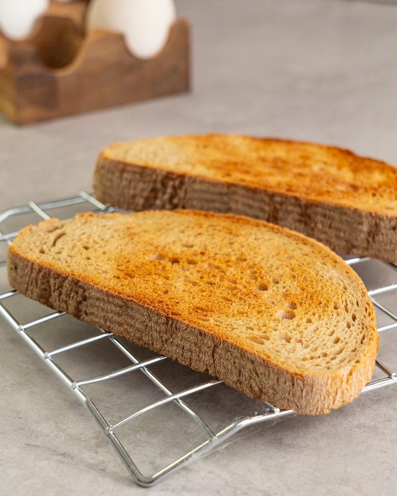 Dieses Bild zeigt zwei getoastete Scheiben Brot.