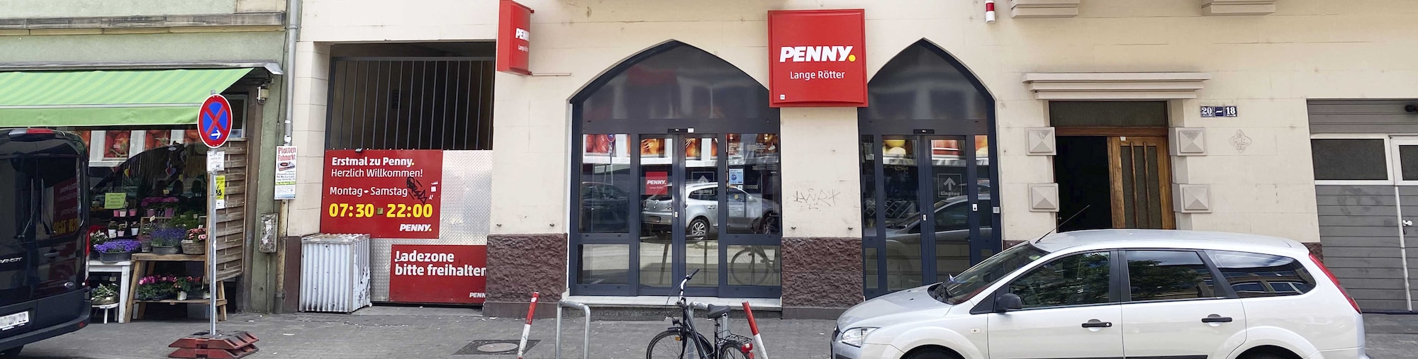 Sie sehen den Eingang vom Penny Markt in Mannheim/Neckarstadt, Lange Roetterstrasse 18-20