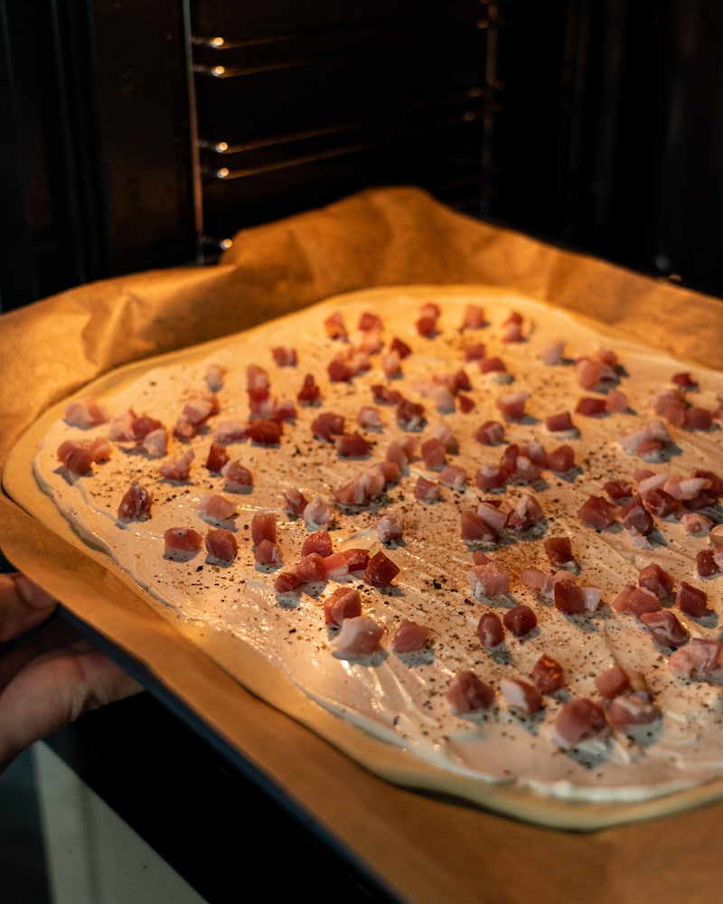 Das Bild zeigt wie der Flammkuchen gebacken wird.