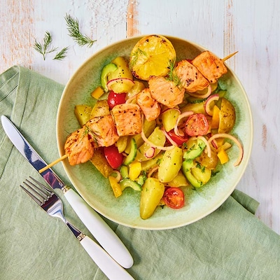 Lachsfilet-auf-buntem-kartoffelsalat