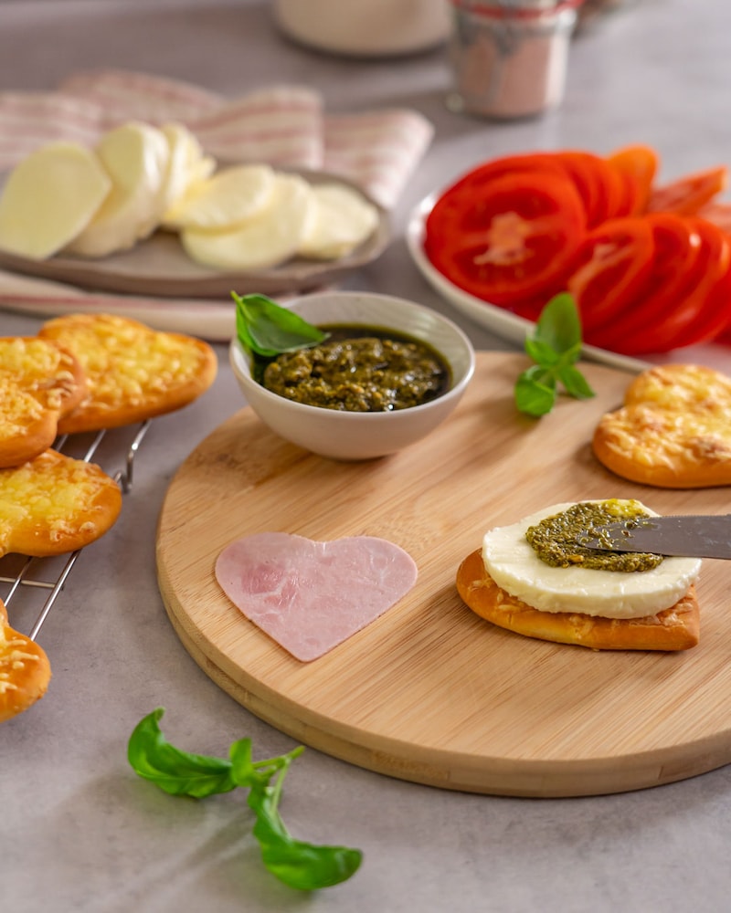 Dieses Bild zeigt wie die Pizzaherzen Sandwiches zubereitet werden.