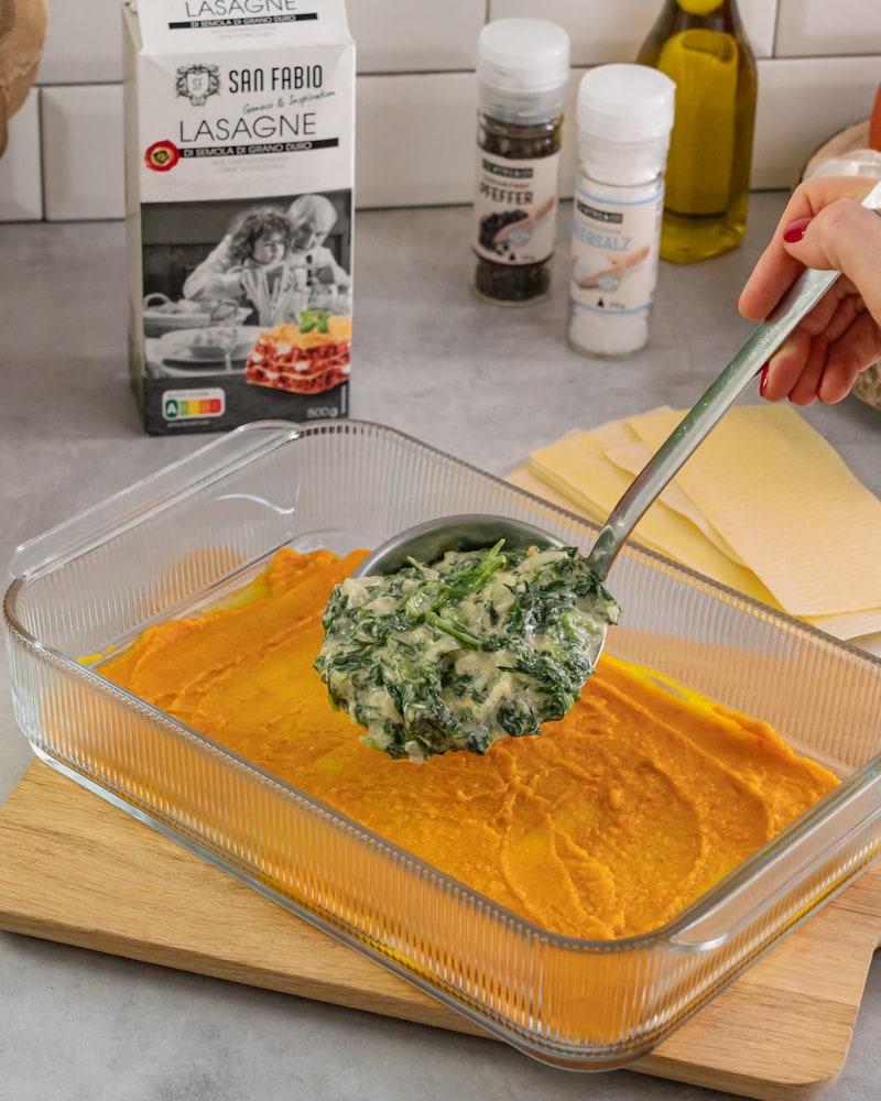 Dieses Bild zeigt wie die Lasagne geschichtet wird.