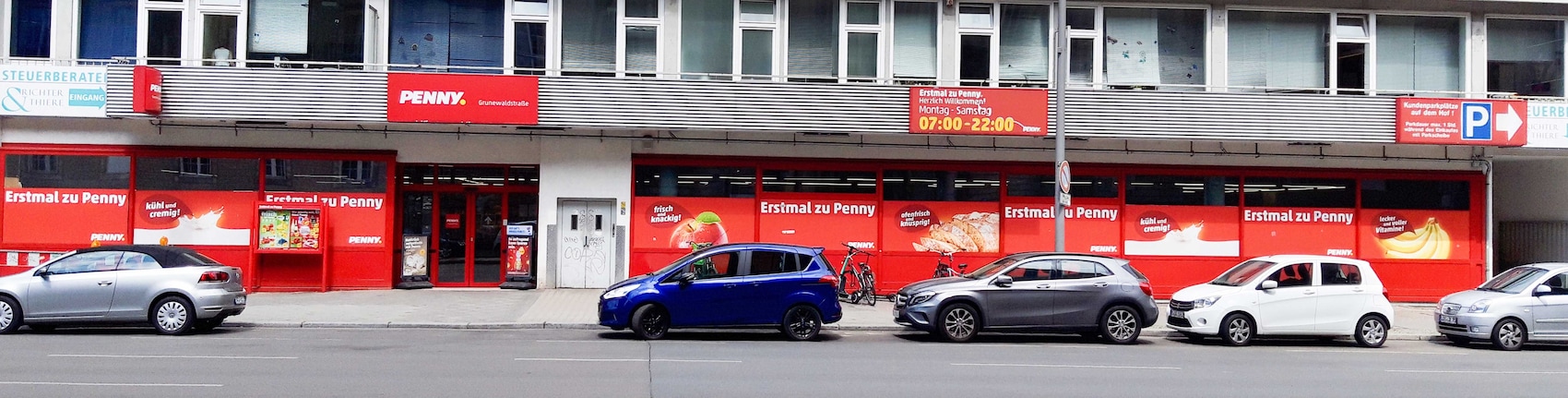 Sie sehen den Eingang vom Penny Markt in Berlin/Schoeneberg Grunewaldstr. 36-37
