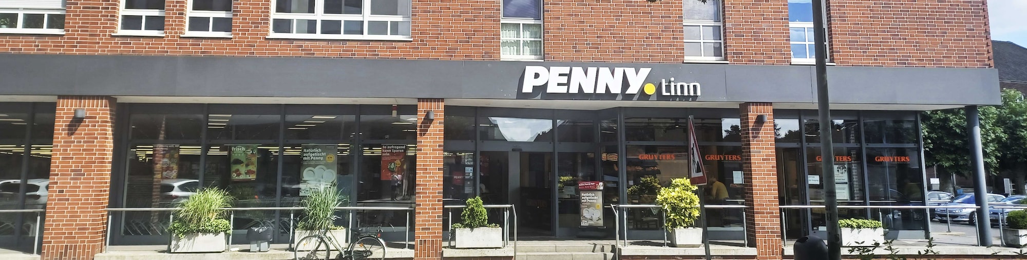 Sie sehen den Eingang vom Penny Markt Krefeld Danziger Platz 7
