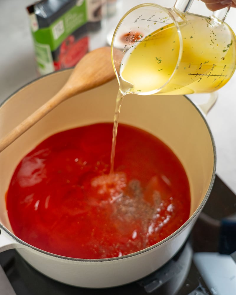 Diese Bild zeigt das Zubereiten der Sauce.