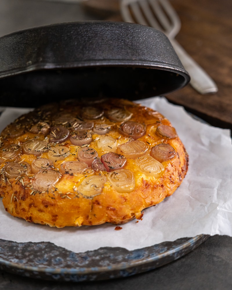 Zwiebelkuchen mit Emmentaler aus der Pfanne