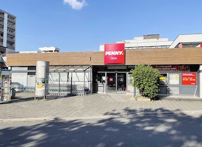 Sie sehen den Eingang vom Penny Markt in Stein Schillerstrasse 33