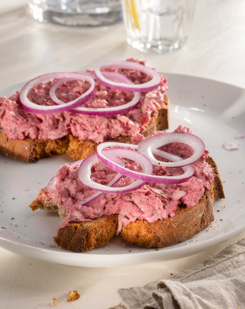 Dieses Bild zeigt unseren Rote-Bete-Aufstrich auf Brot.