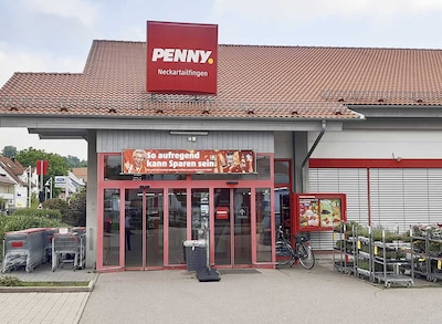 Sie sehen den Eingang vom Penny Markt in Neckartailfingen, Alleenstr. 46