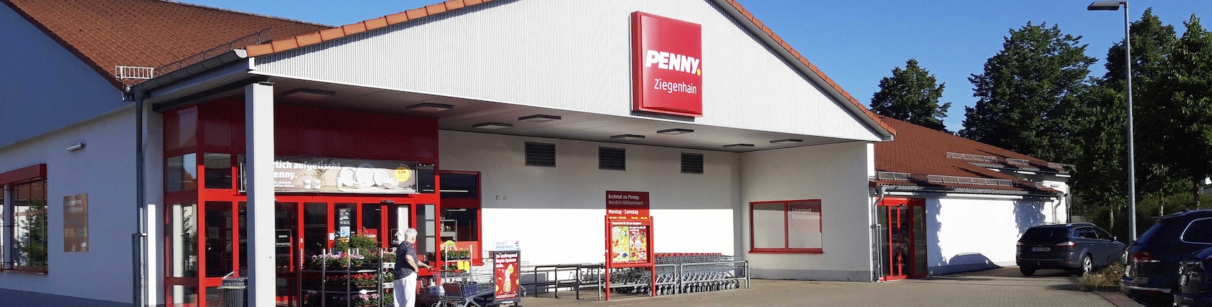 Sie sehen den Eingang vom Penny Markt in Schwalmstadt/Ziegenhain, Hessenallee 42