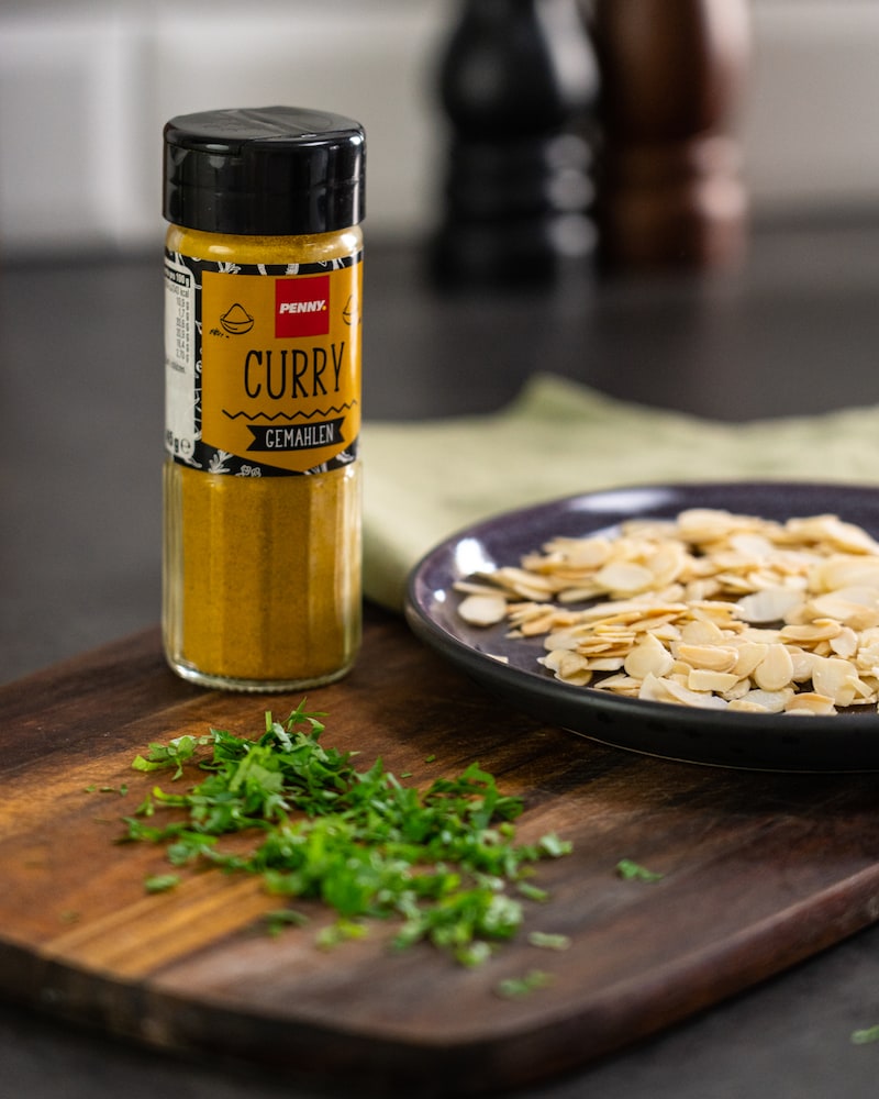 Lachsfiletstreifen auf Gemüse Julienne mit Curryreis 