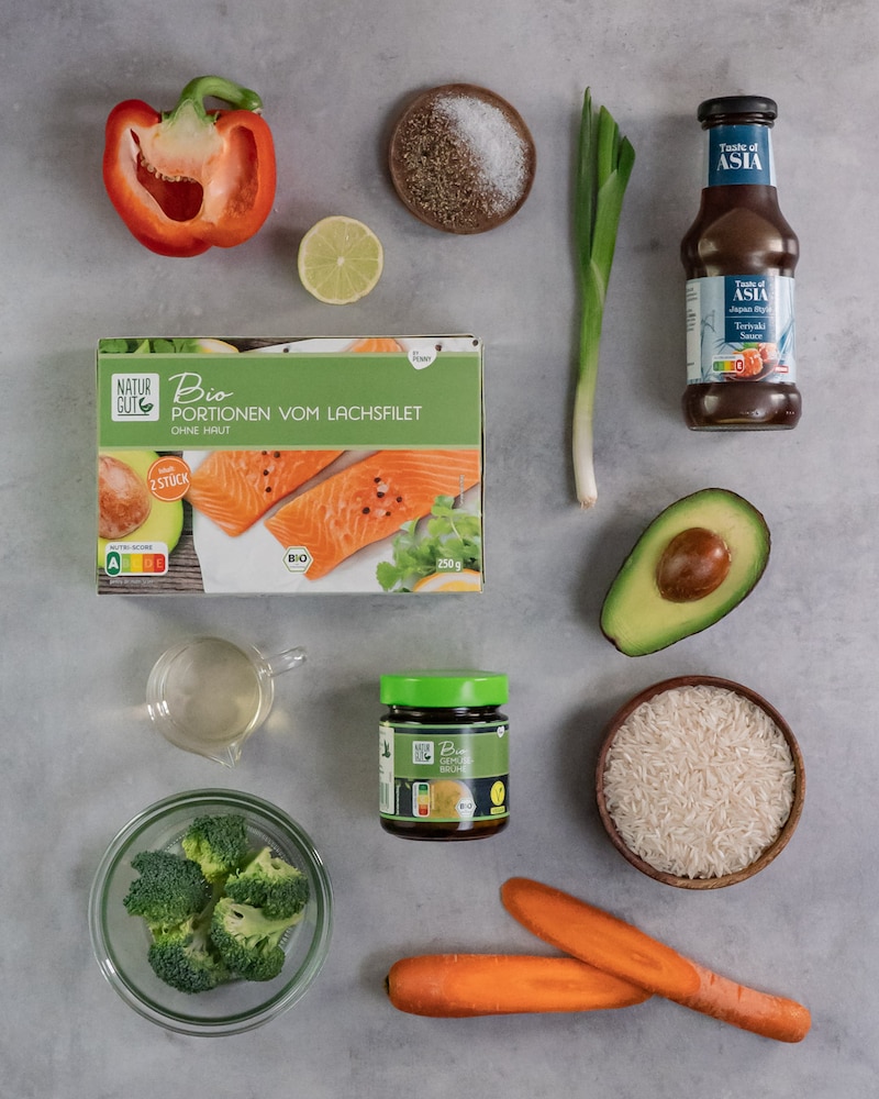 Dieses Bild zeigt die Zutaten für die Teriyaki Lachs Bowl.