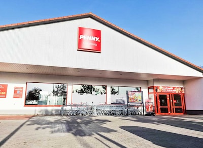 Sie sehen den Eingang vom Penny Markt in Guenzburg Violastr. 4