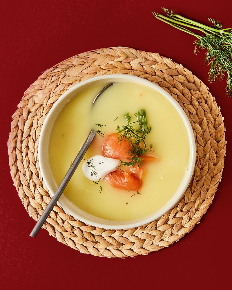 Dieses Bild zeigt die fertige Kartoffelsuppe mit Lachs.