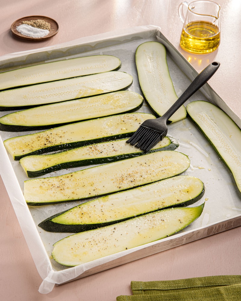 Dieses Bild zeigt die Zucchini in Scheiben geschnitten.