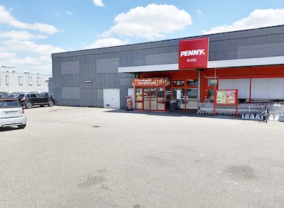 Sie sehen den Eingang vom Penny Markt in Brühl Albert-Bassermann-Str. 29
