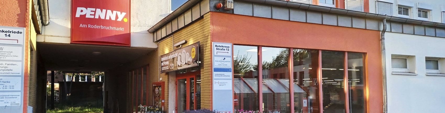 Sie sehen den Eingang vom Penny Markt in Hannover/Roderbruch, Rotekreuzstr. 12