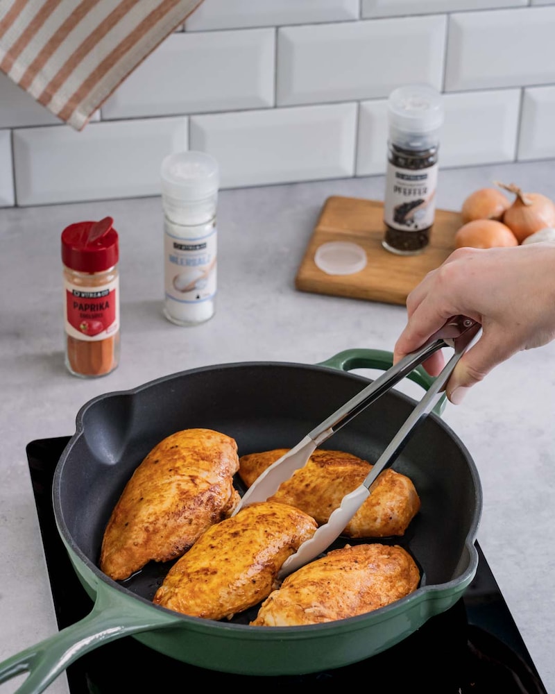 Diese Bild zeigt wie die Hähnchenbrustbrustfilets angebraten wird.