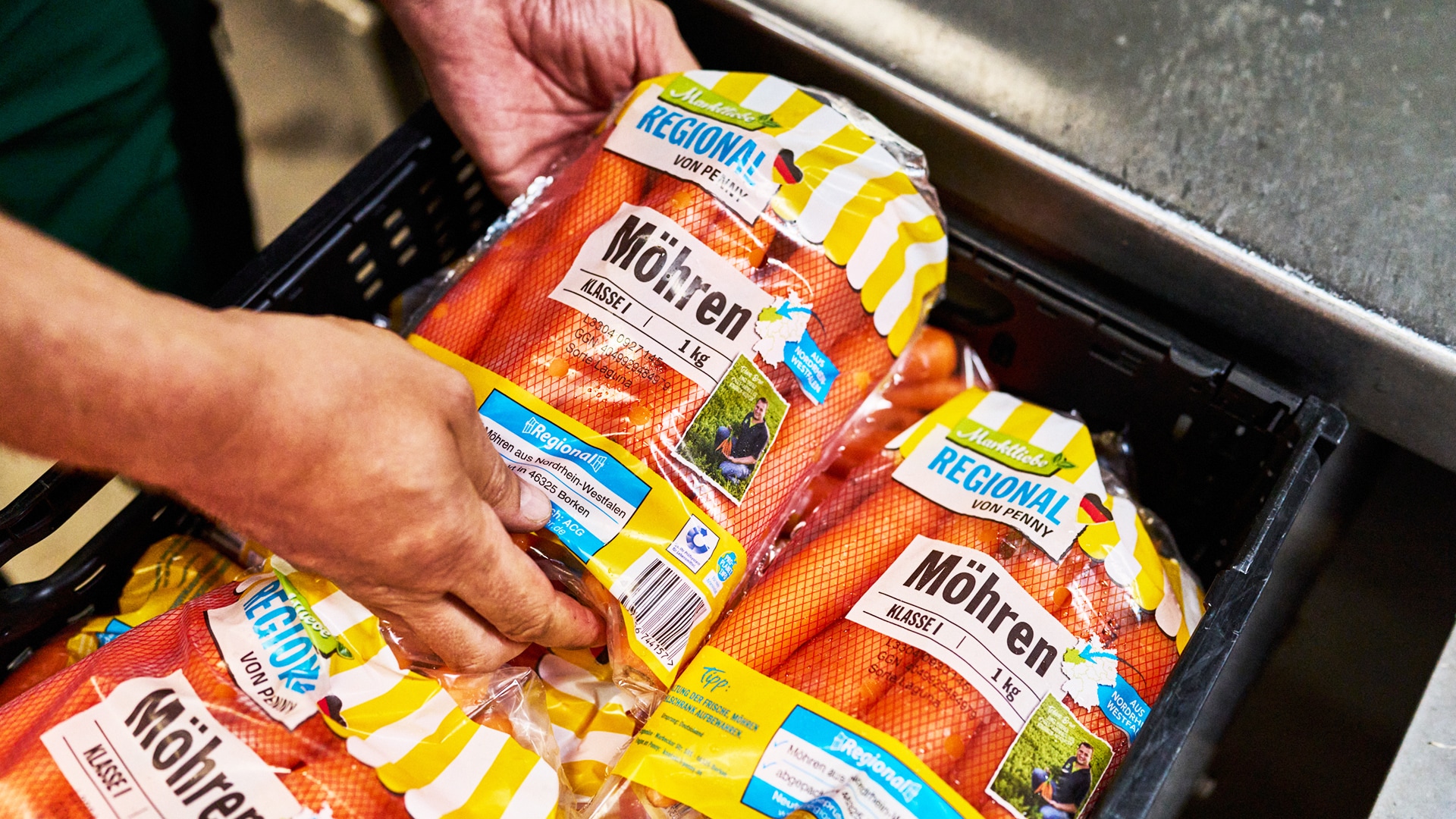 Gemüselandwirt Jörg Alber mit seinem Rotkohl